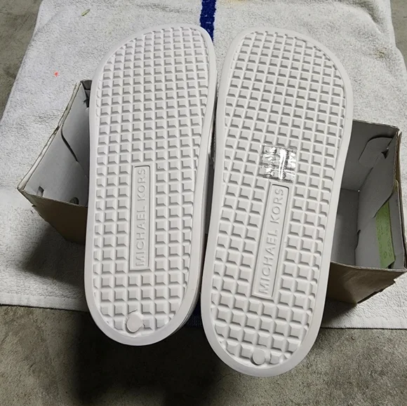 MICHAEL Michael Kors Women's White Gilmore Slides Pool Shoes slippers sandals - Picture 6 of 6